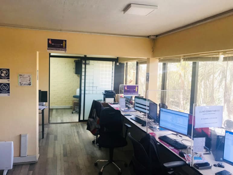 Sala del Centro de Operaciones Zonal de Santana, con estaciones de despacho de avisos BT.