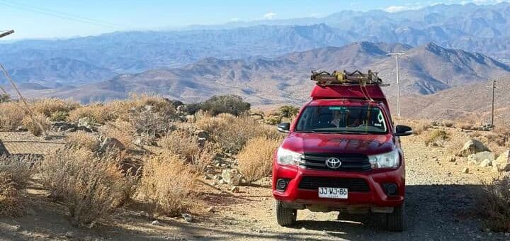 Camioneta de Santana en un camino de montaña de la Región de Coquimbo, con la cordillera de fondo.